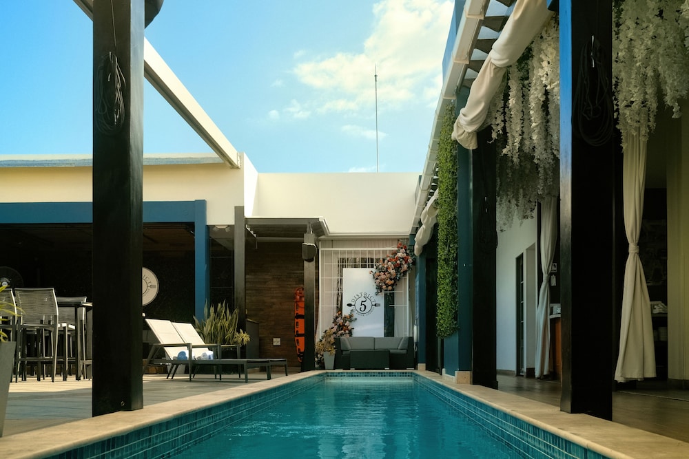 R Hotel Kingston 34/41