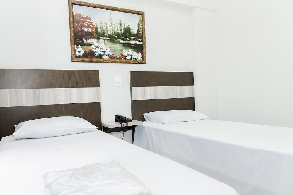 LA VITRE HOTEL 4/30
