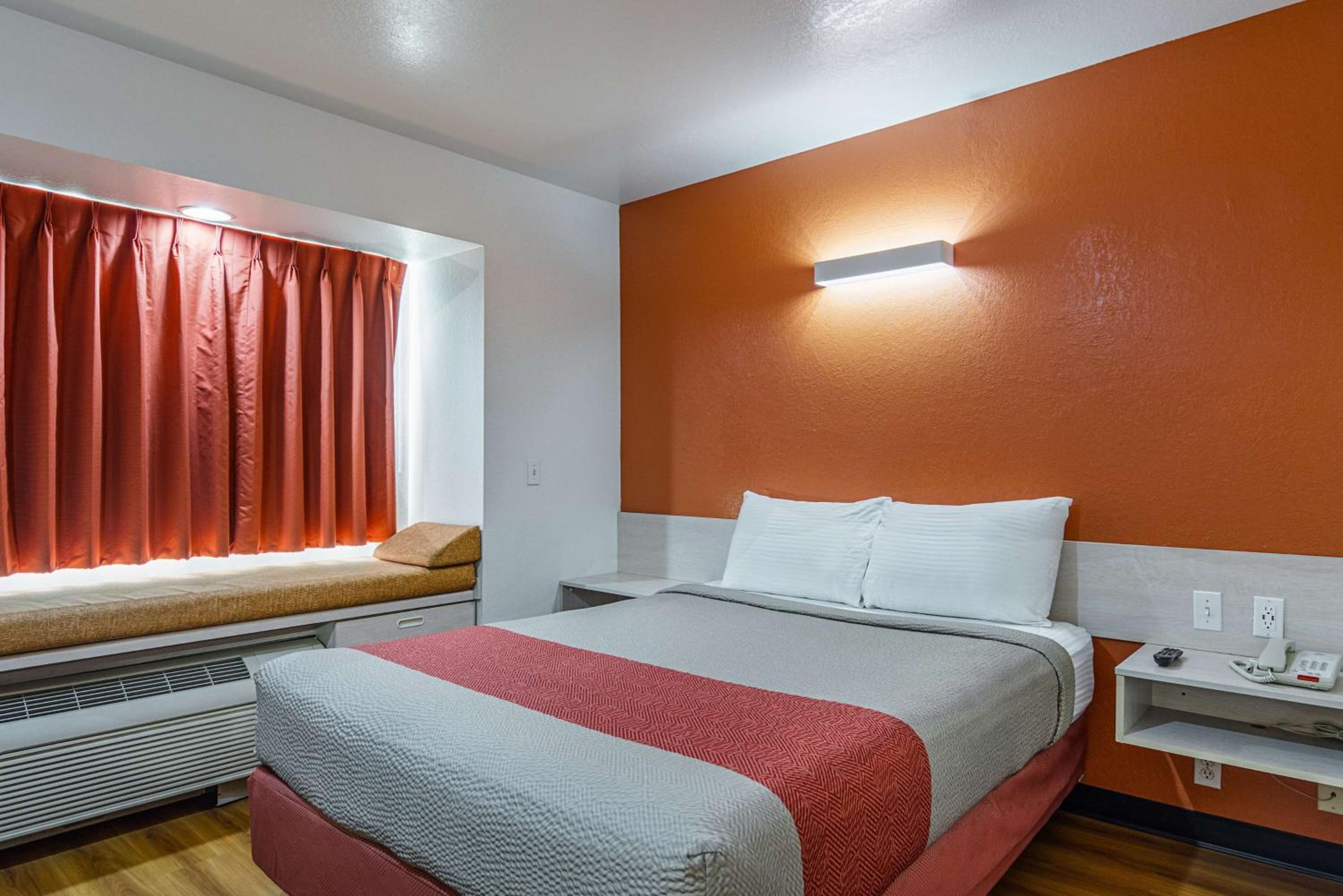 غرفة بسرير كوين للمدخنين، Motel6 McAlester, OK 5/10