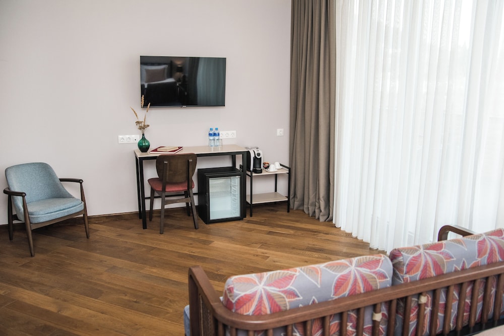 Makmani Hotel 52/62