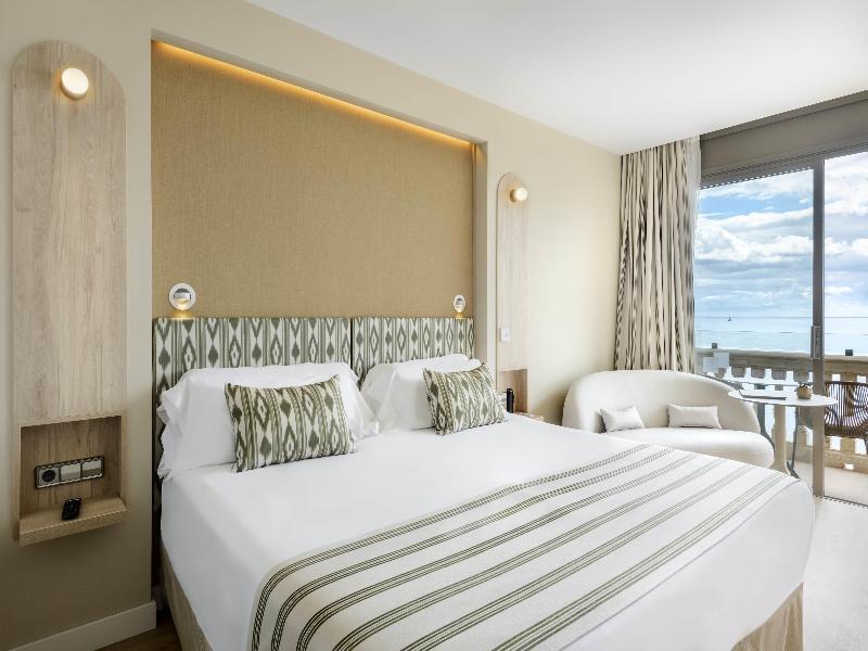 Deluxe, Double or Twin Bed, Sea Front, Hot Tub