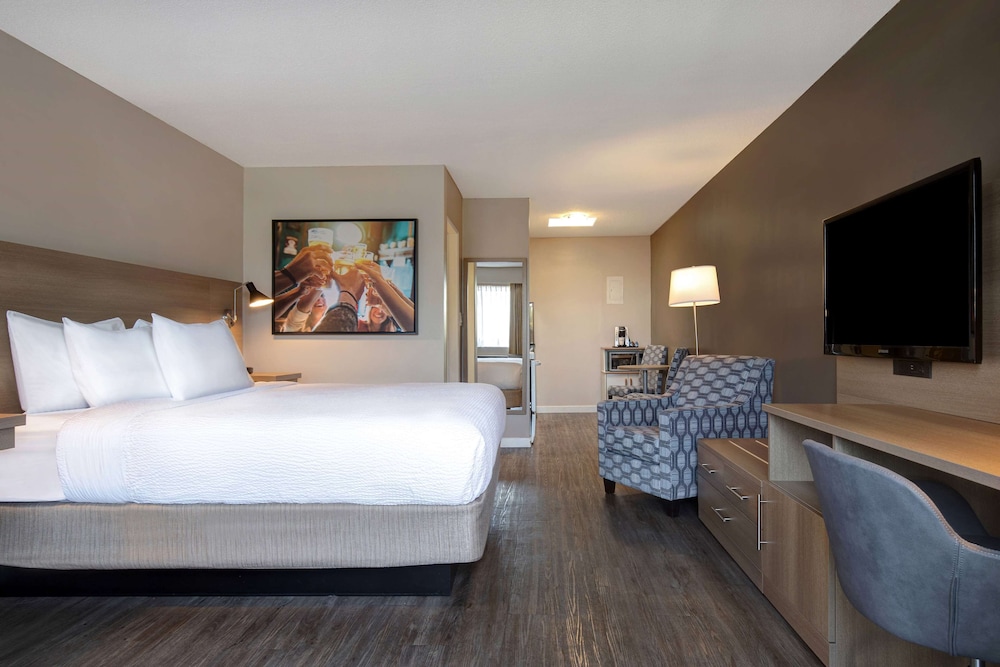 EFFICIENCY, KING BED, PARTIAL VIEW