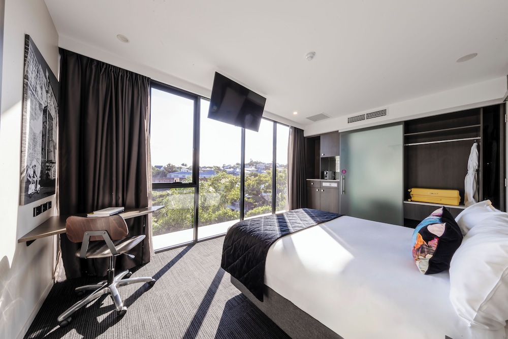 SUPERIOR, QUEEN BED, CITY VIEW