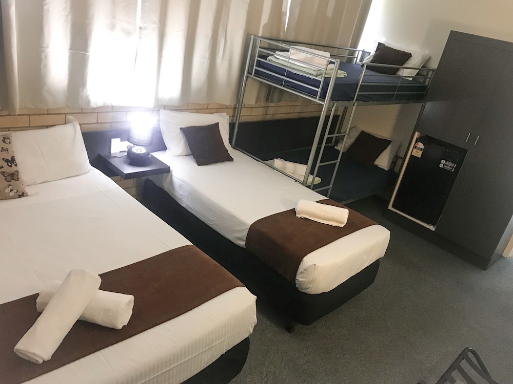 TROPICAL GATEWAY MOTOR INN 35/62