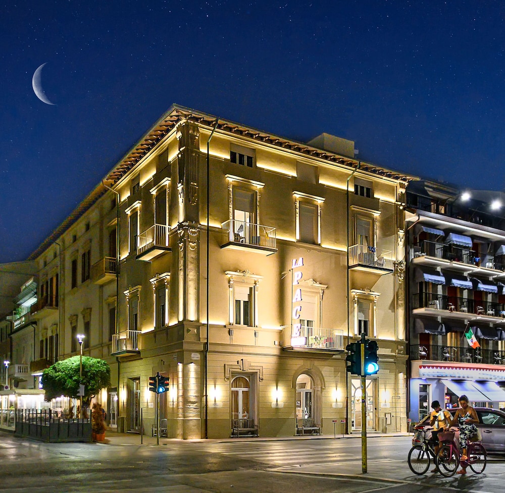 Hotel La Pace 1/37