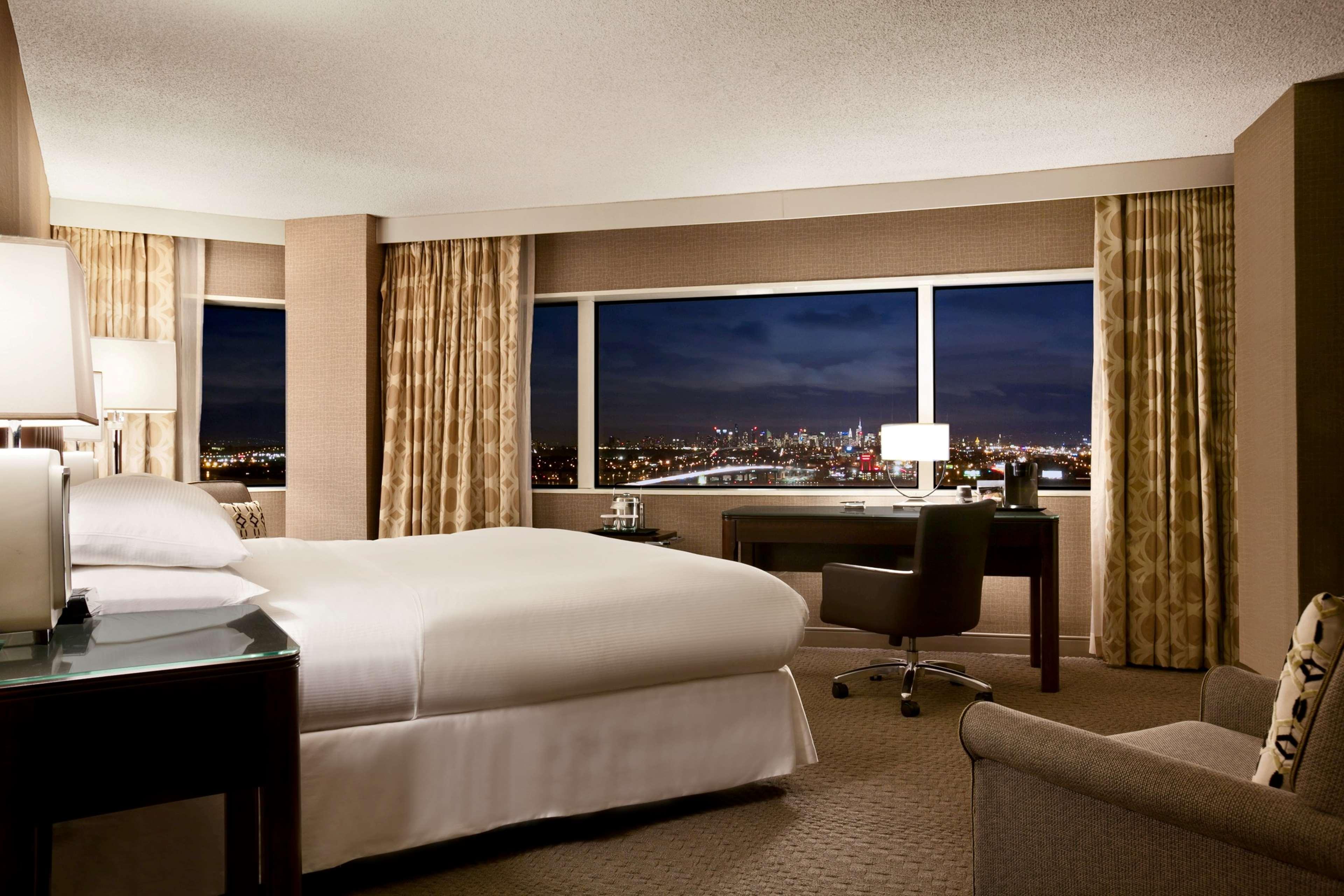 Room, King Bed, City Skyline View