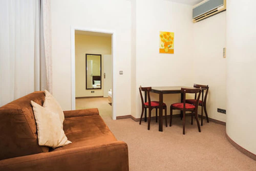 Upper Room Hotel 59/73