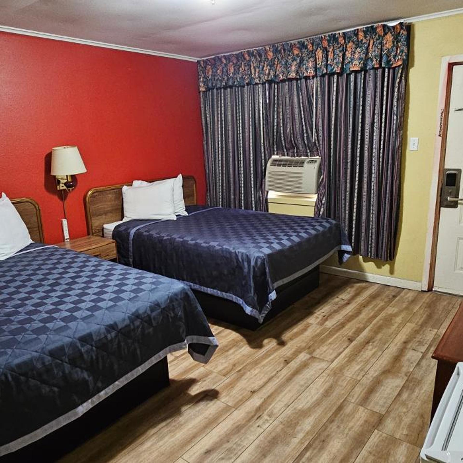 Deluxe Inn 2/8