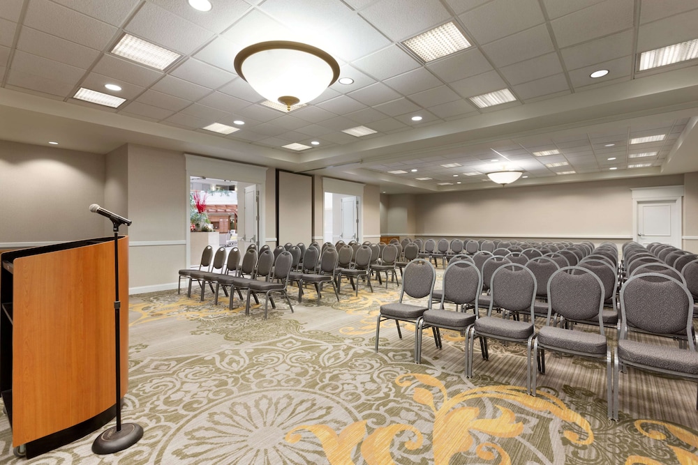 Embassy Suites by Hilton Newark Wilmington South 48/50