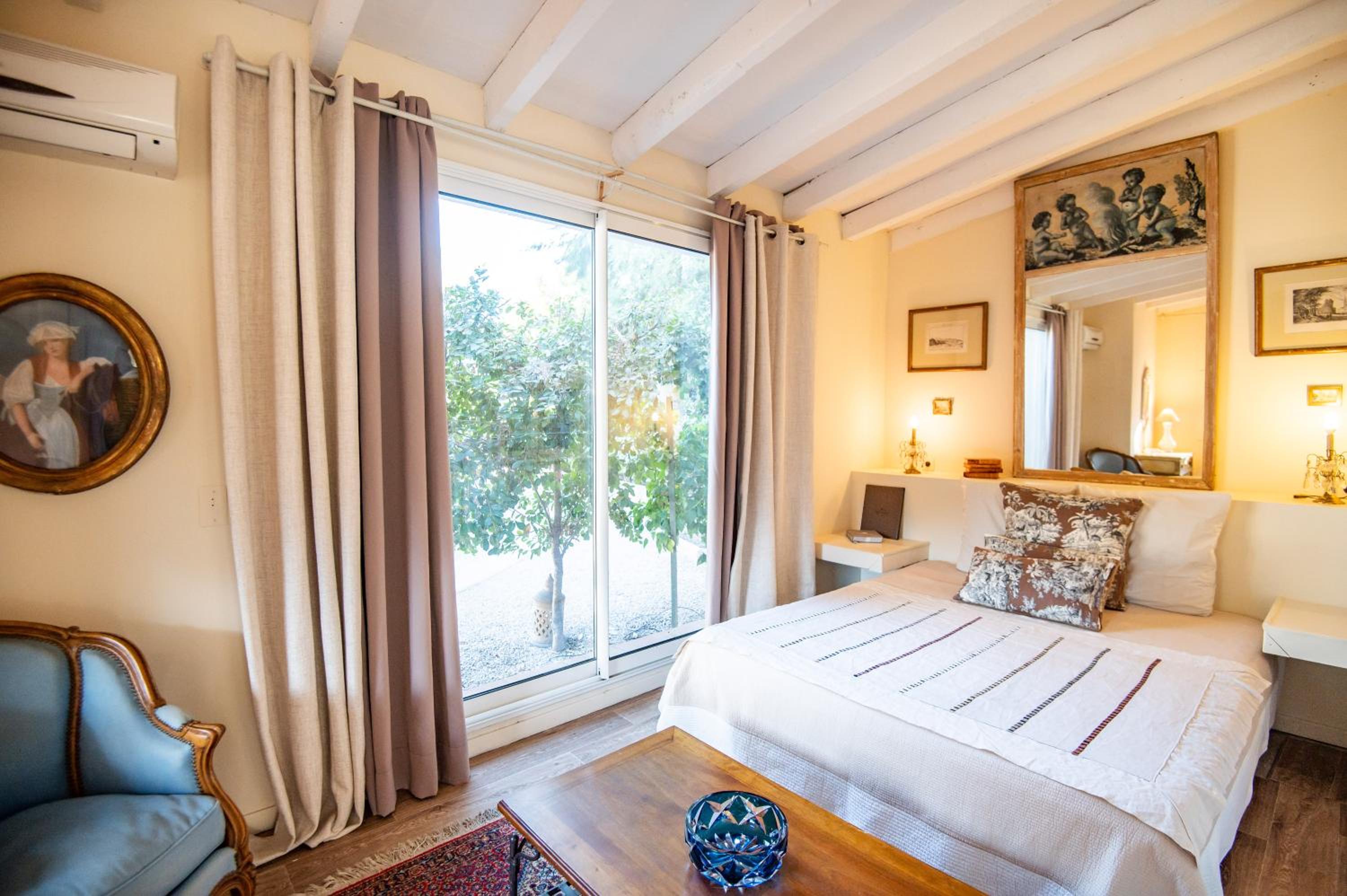 House, King Bed