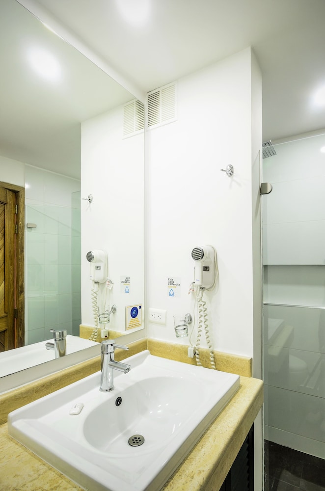 Travelers Apartamentos Y Suites Fontana Plaza 16/47