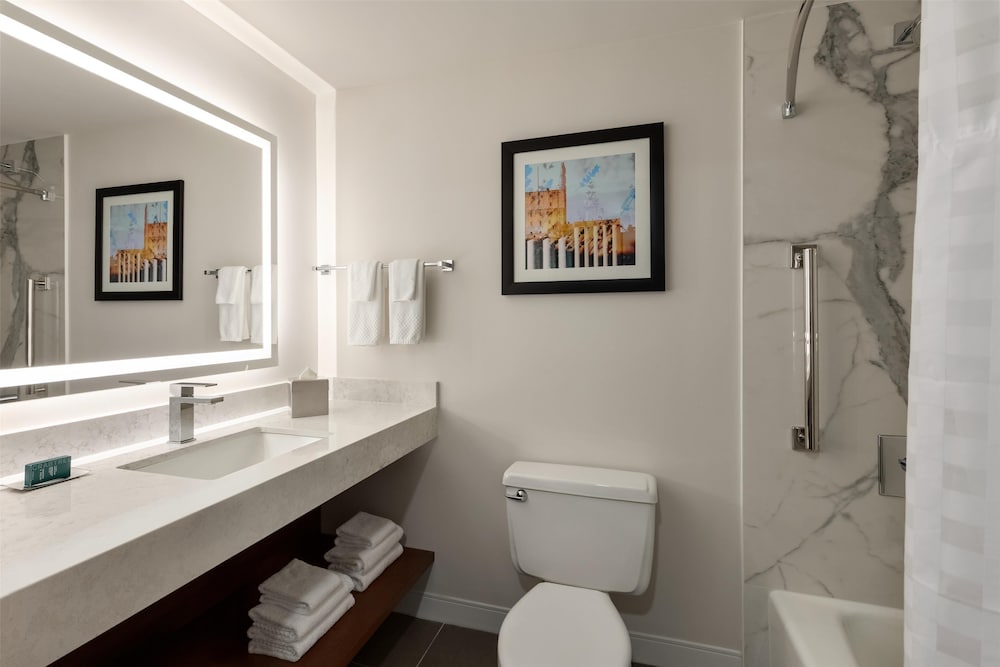 Renovated, 2 Queen Beds, Large، Doubletree By Hilton Bloomington Minneapolis South 7/7