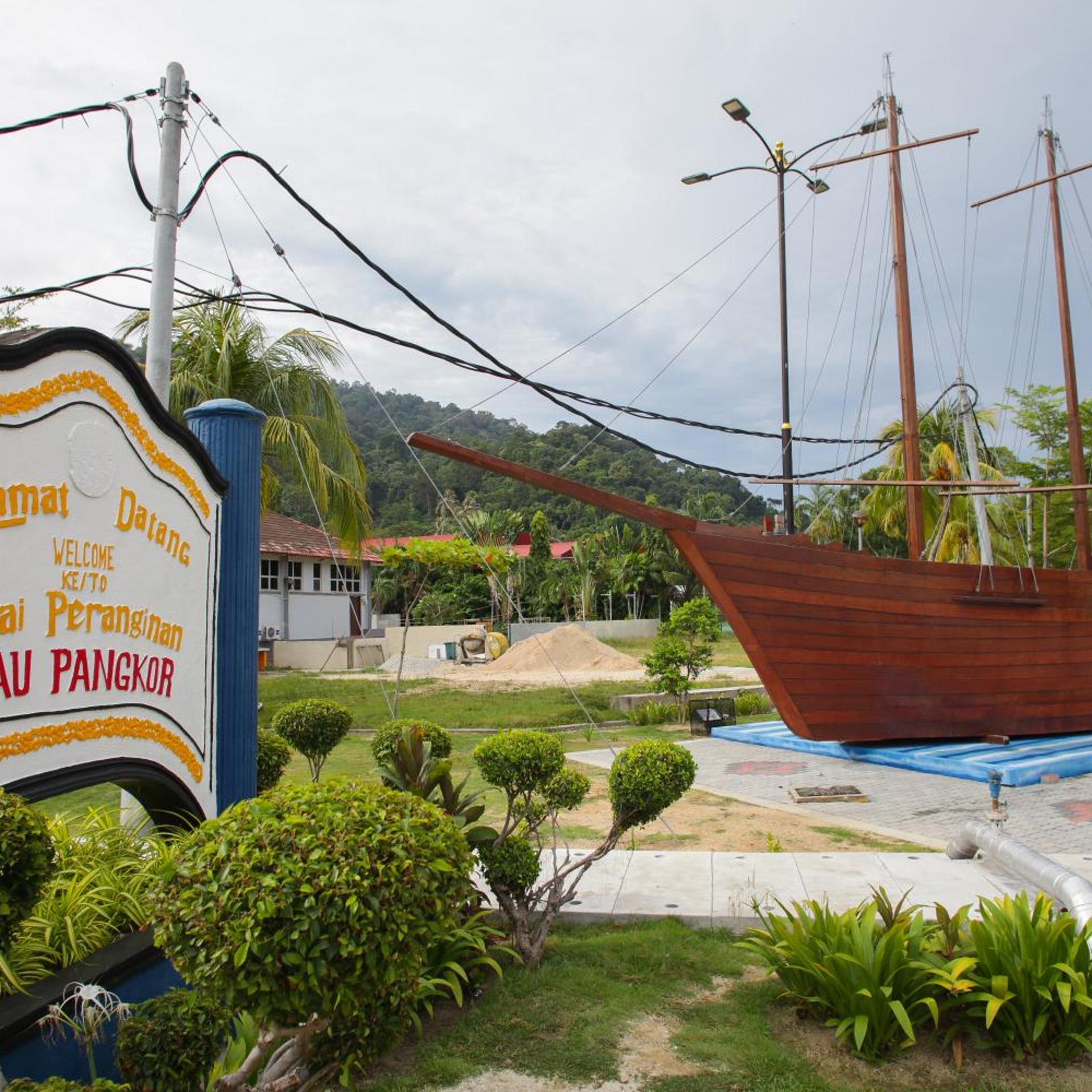 Anjungan Beach Resort 41/44