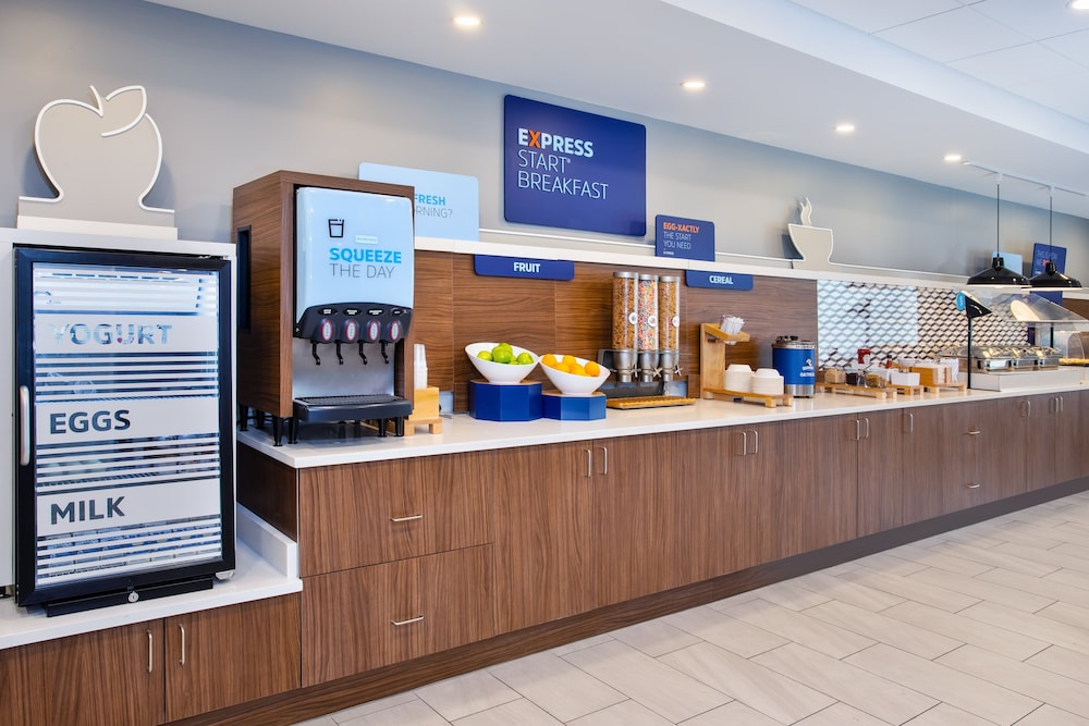 Holiday Inn Express & Suites Belleville (Airport Area) 8/50