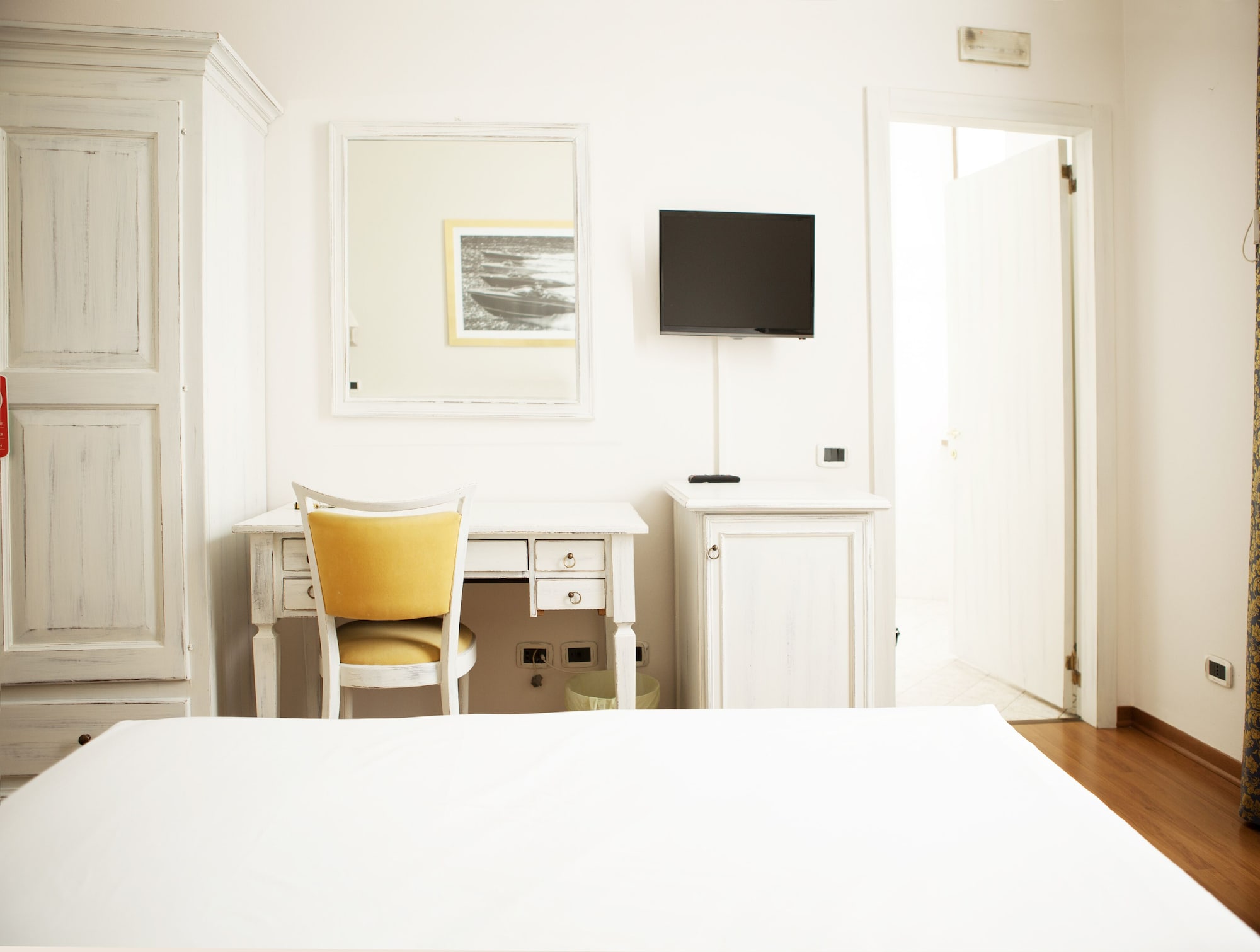 1 BEDROOM, SUPERIOR, DOUBLE OR TWIN BED, LAKE VIEW