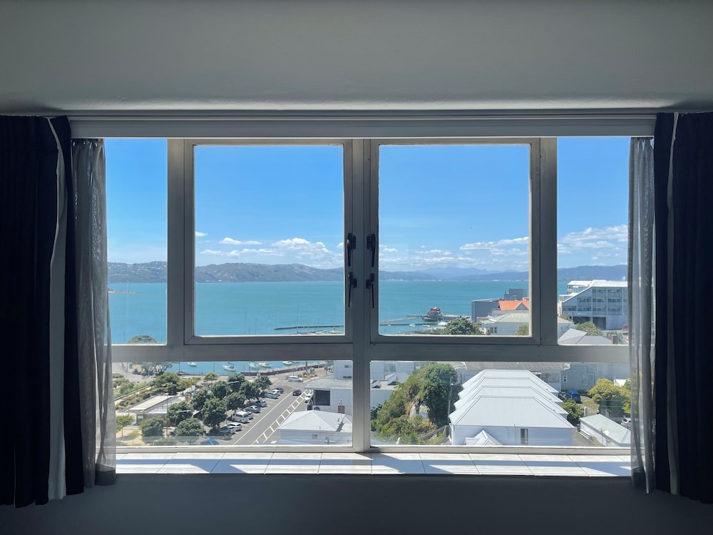 Bay Plaza Hotel 40/40