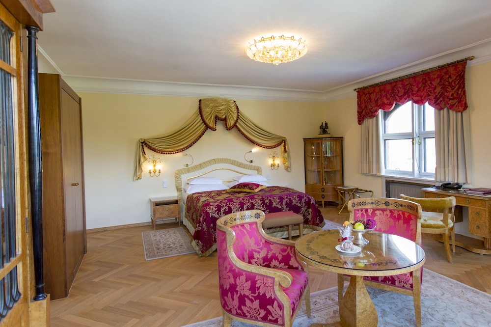 Schloss Monchstein Hotel 52/84