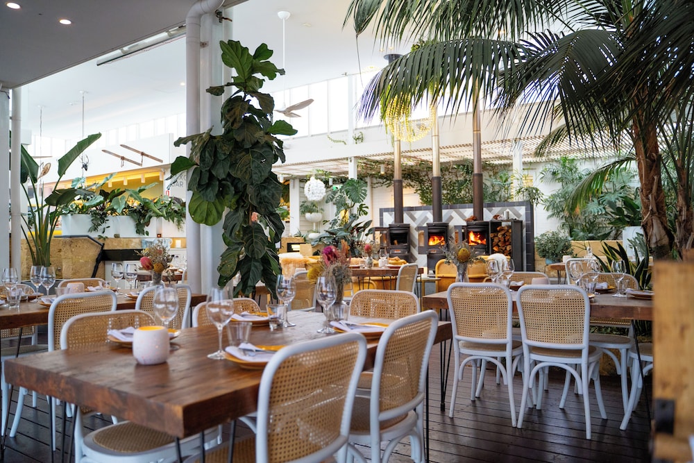 Cottesloe Beach Hotel 48/68