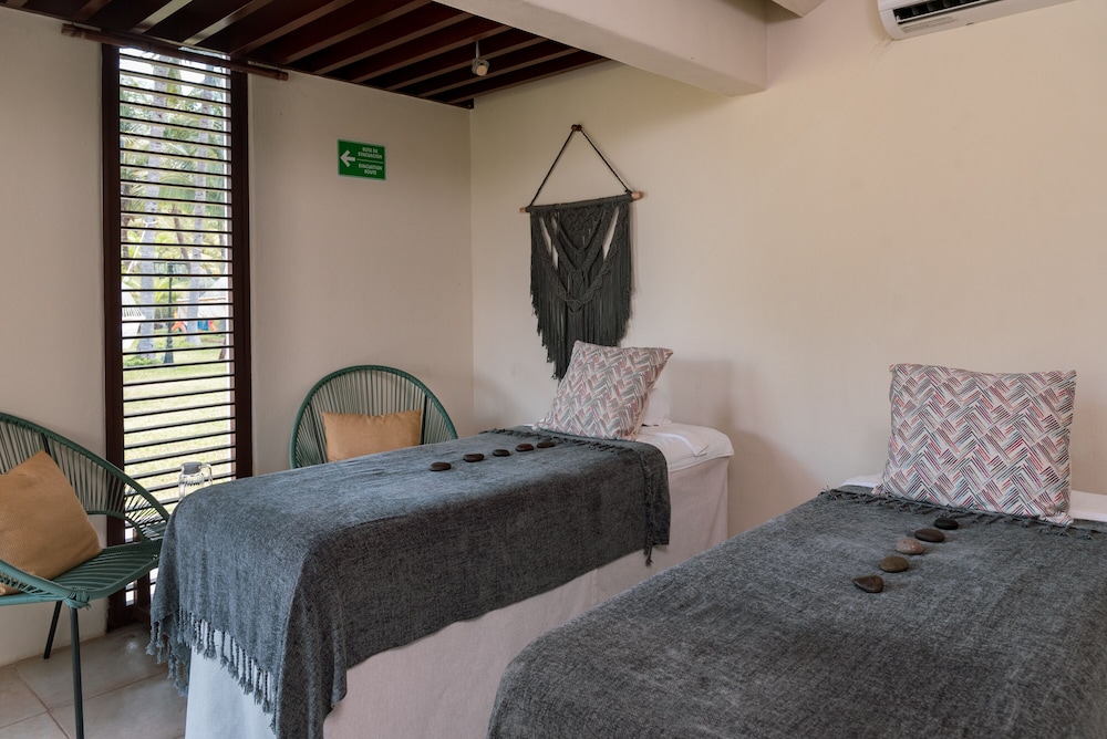 Laguna Suites Golf & Spa 17/50
