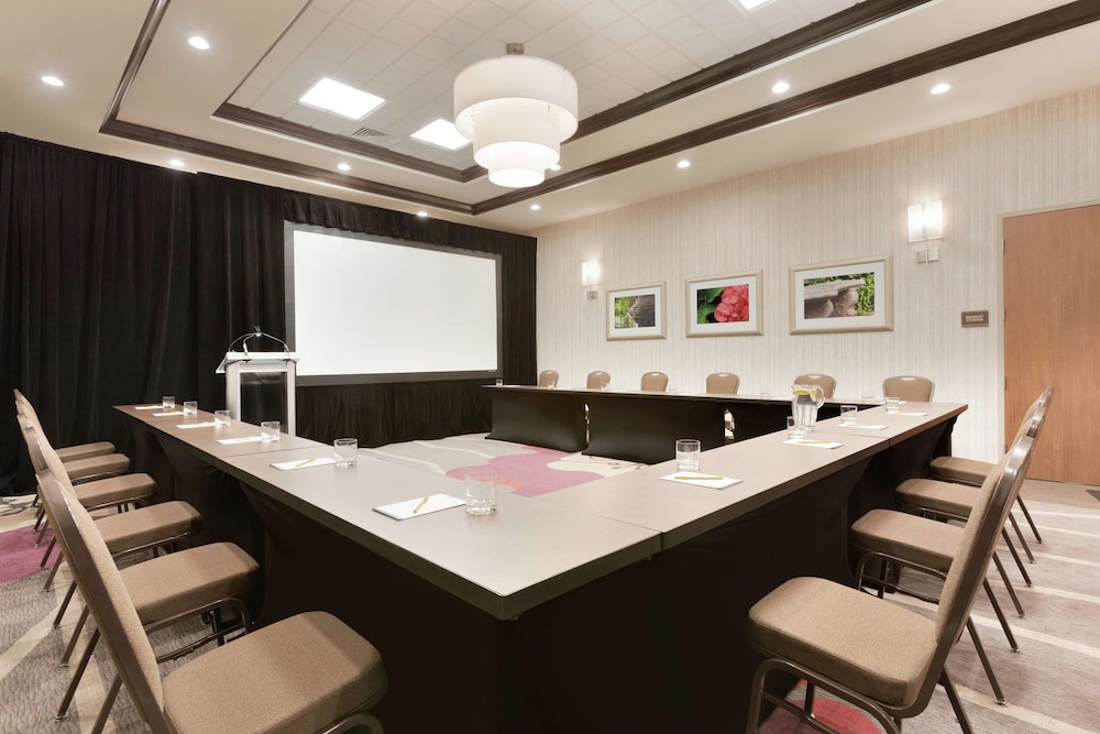 Hilton Garden Inn Pittsburgh Airport South - Robinson Mall 44/48