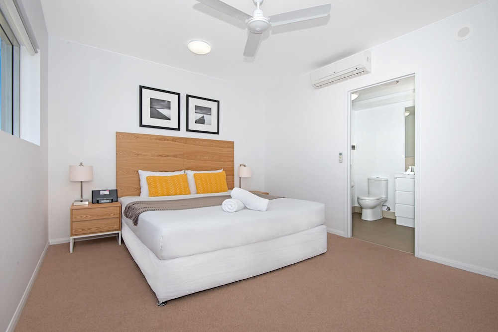 STUDIO, KING BED