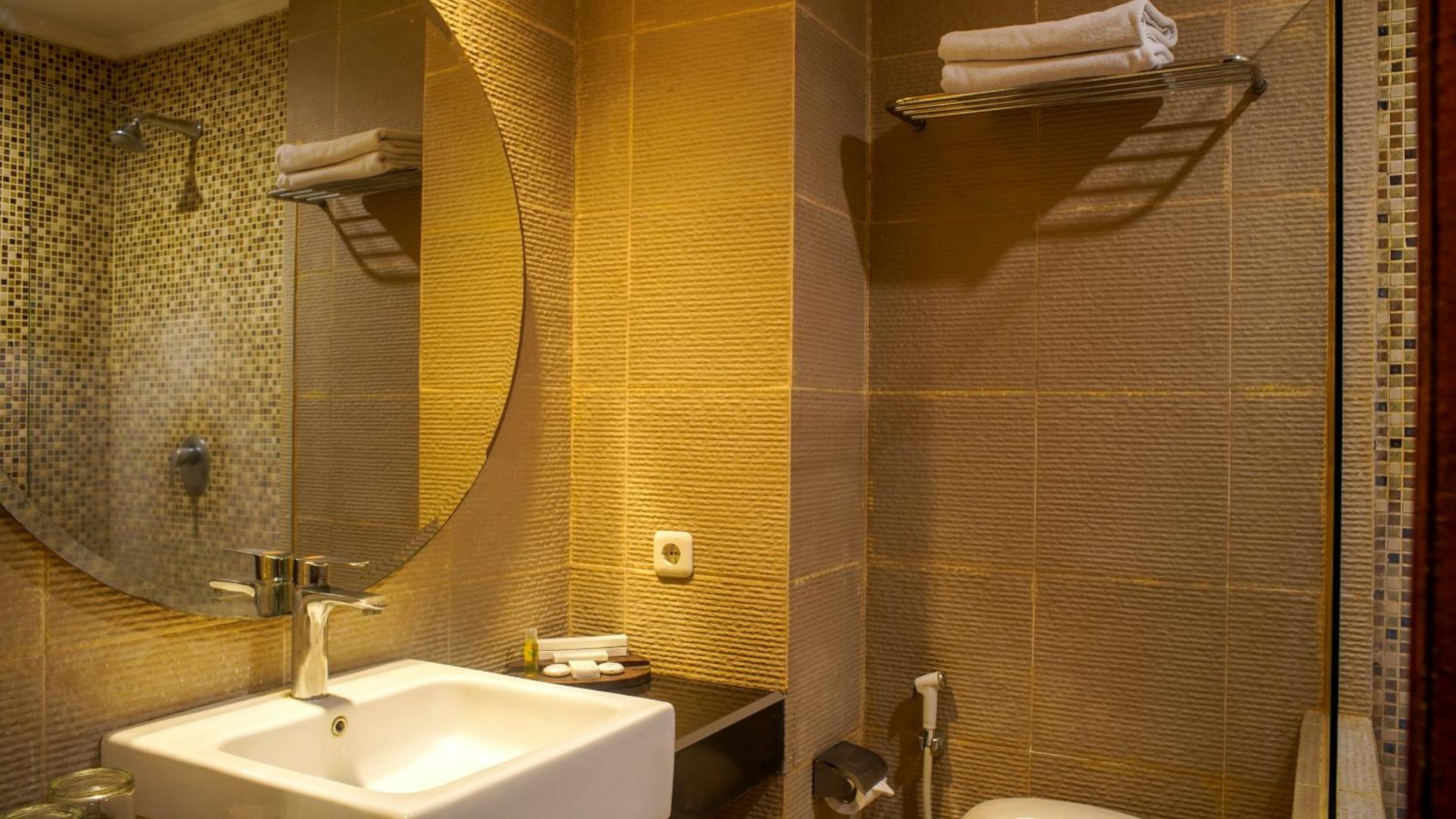 Lorin Dwangsa Solo Hotel 51/54