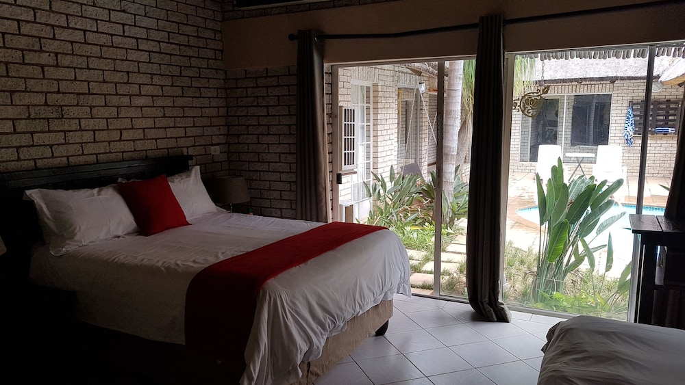 Lion's Guesthouse and The Buck&Lion restaurant 4/50