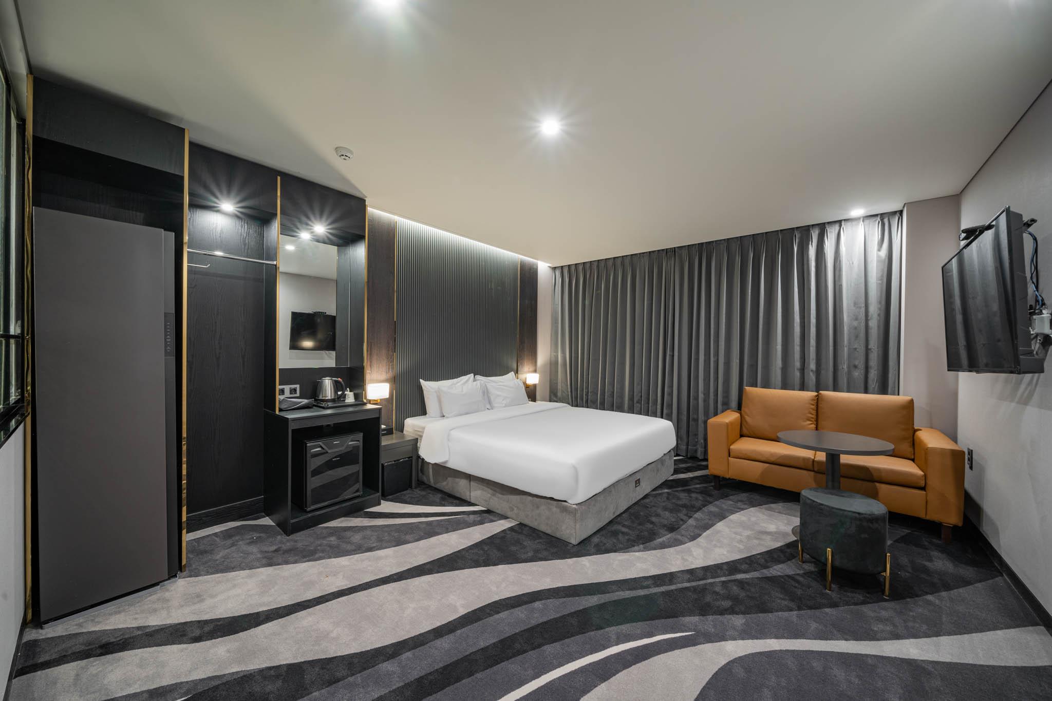 Executive, King Bed