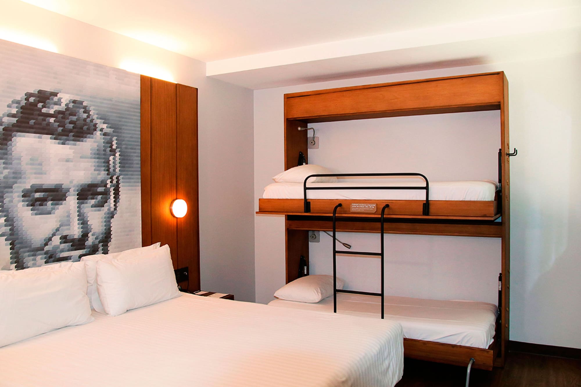 غرفة ثلاثية بسرير مزدوج وسرير بطابقين، Ikonik Hotel Puebla 2/9