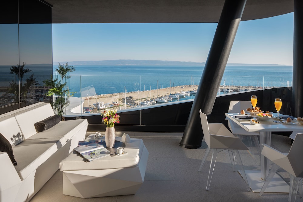 All Suites Hotel Posh 47/65
