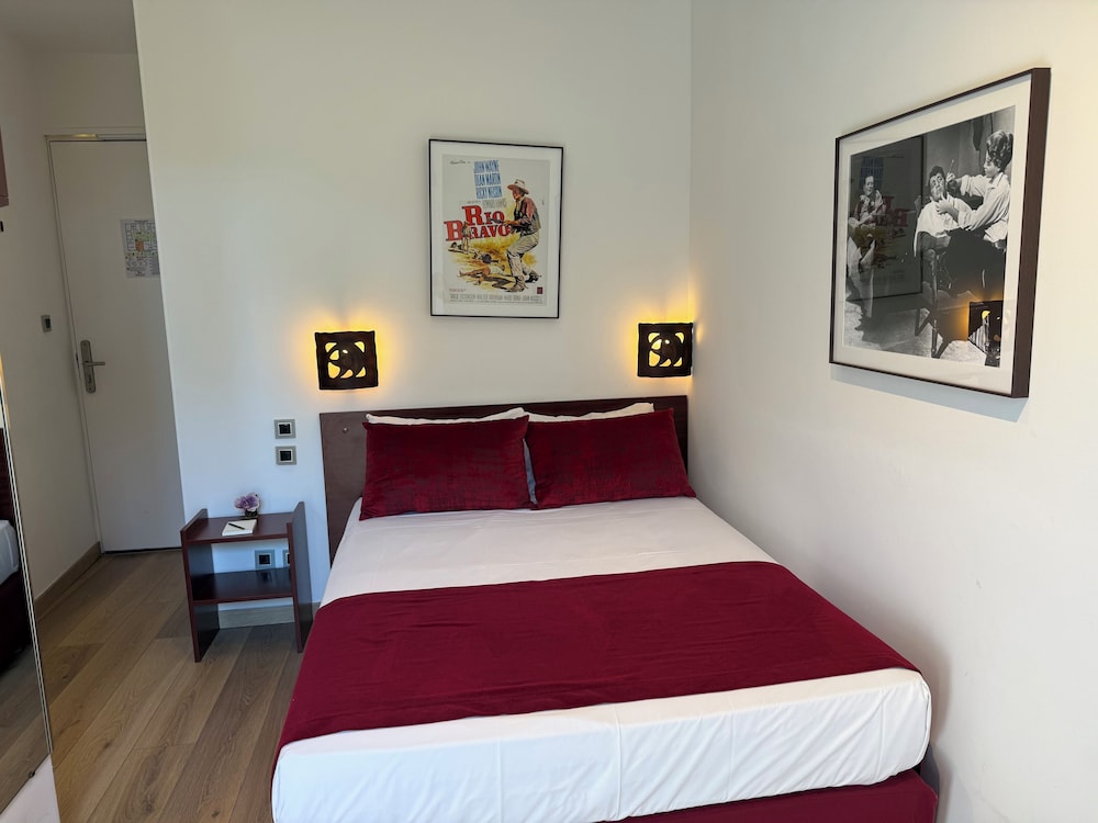 Petite, Double Bed
