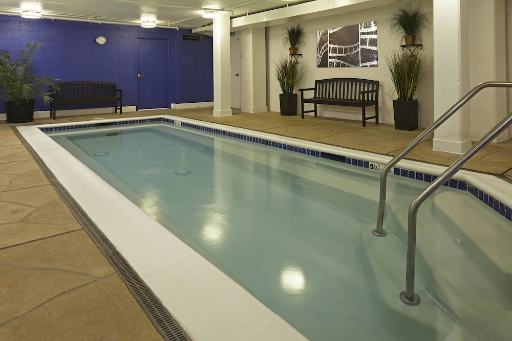 Burton House, Beverly Hills, A Tribute Portfolio Hotel 25/50