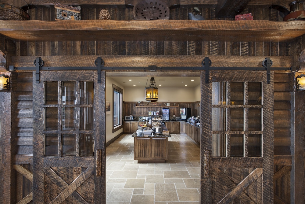 Glacier International Lodge 35/48