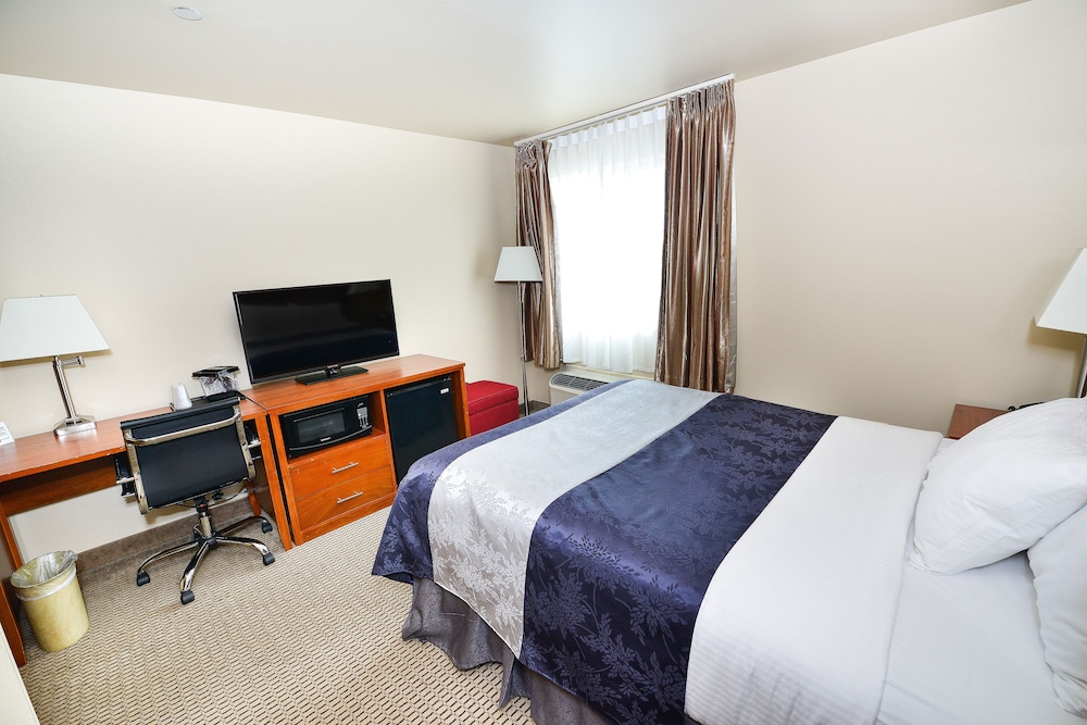 Baymont by Wyndham Grand Forks 12/43