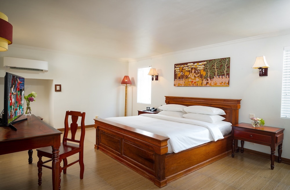 ROYAL, SUITE, KING BED, POOL VIEW, BATHTUB