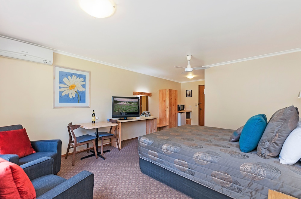 Aat 28 Goldsmith Motel 17/37