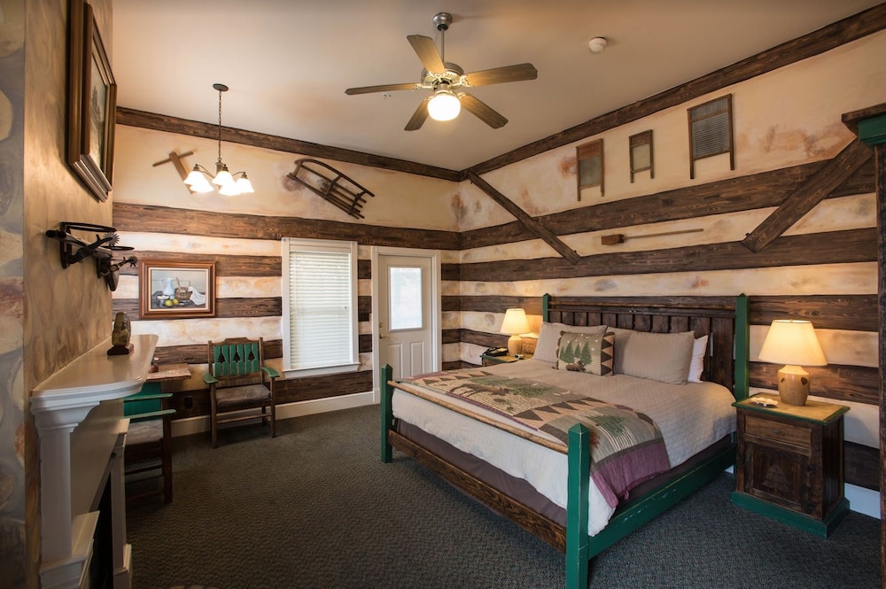 HILL COUNTRY, LODGE