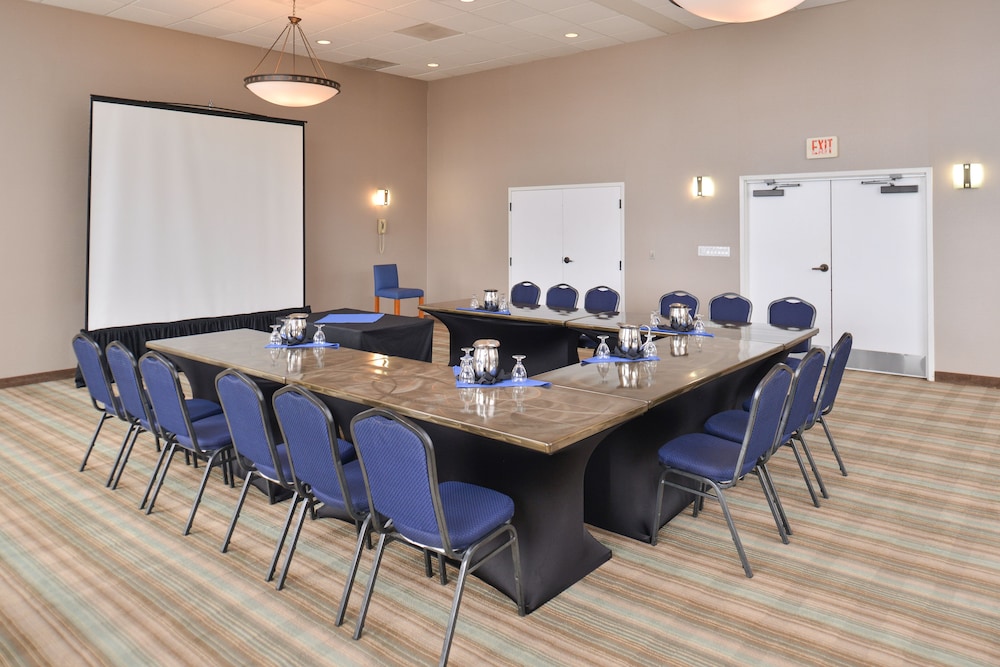 Holiday Inn Express Hotel Suites Ventura Harbor 54/69