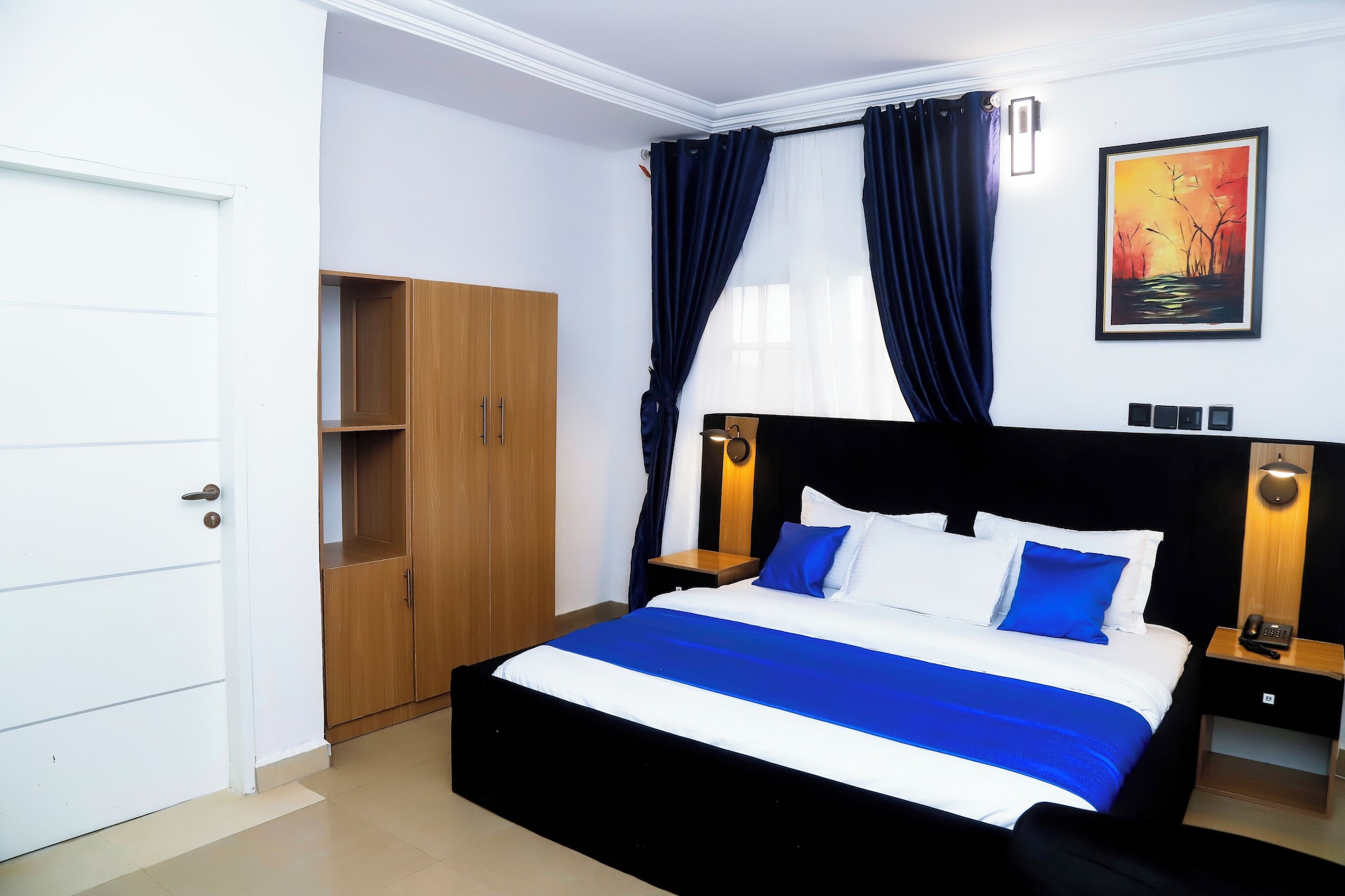غرفة ملكية بسرير كوين، Western Dreams Hotel 2/6