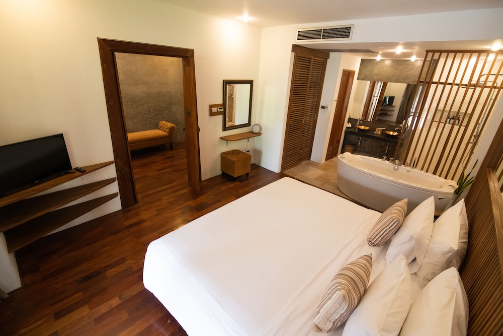 SUITE, DOUBLE OR TWIN BED