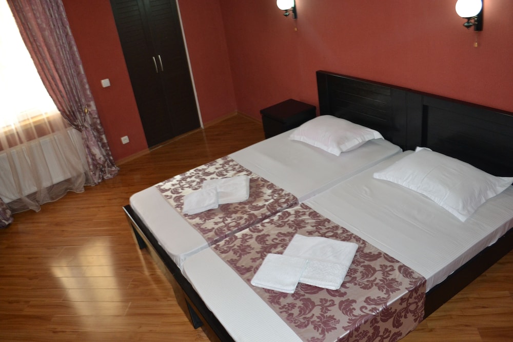 ISAKA HOTEL 24/74