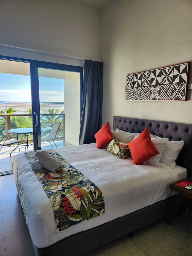 Ramada Suites by Wyndham Seafront Coral Coast 25/60