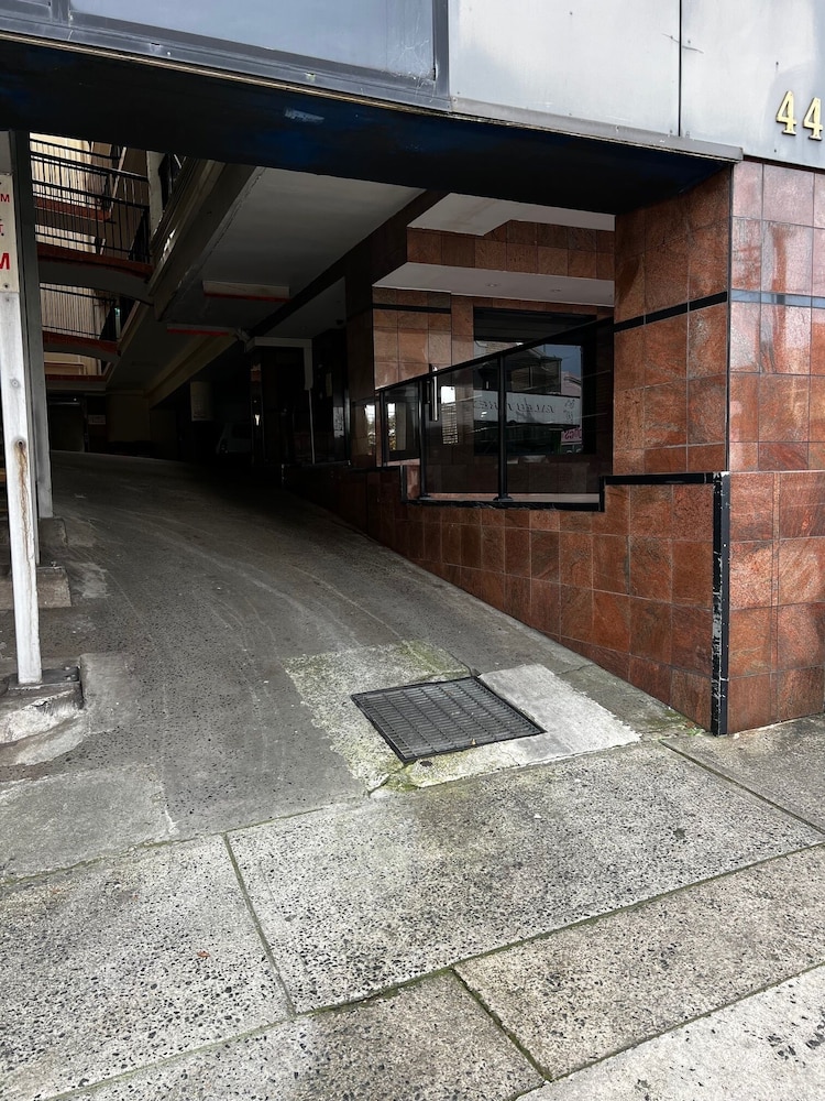 Edgecliff Lodge Motel 56/67