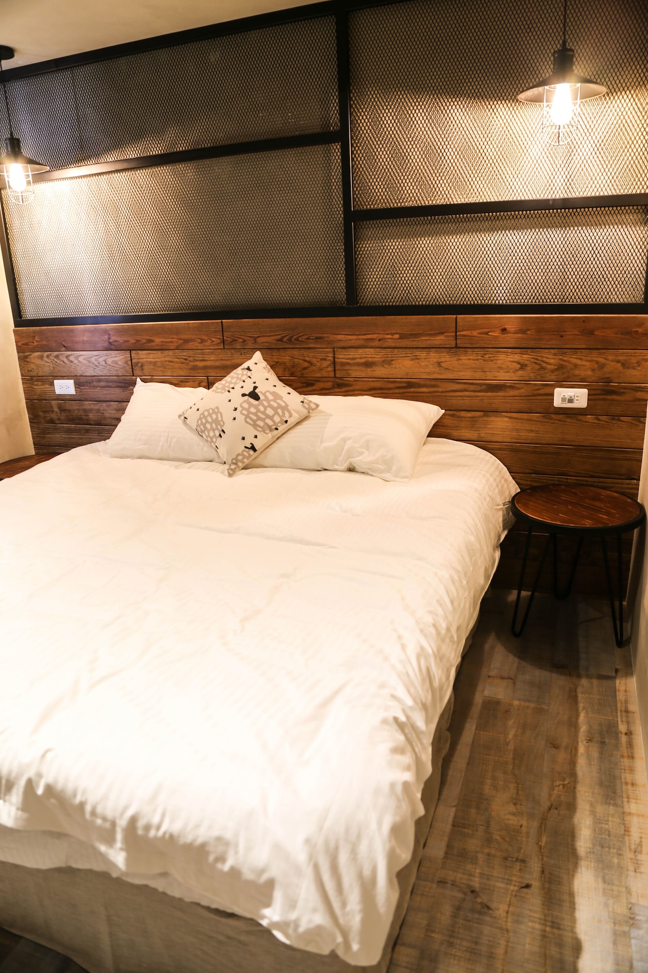 DESIGN, QUEEN BED, CITY VIEW