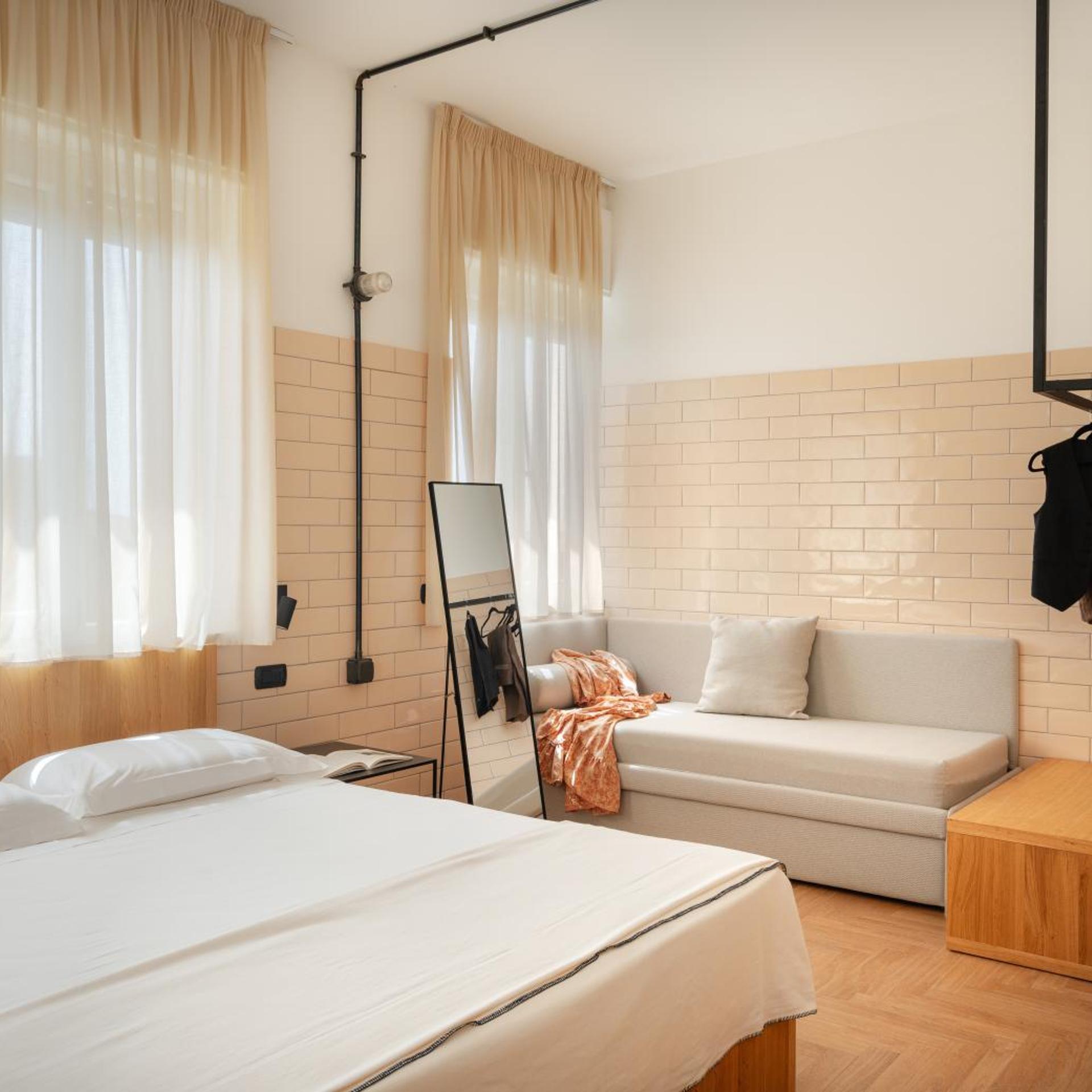 DELUXE, DOUBLE OR TWIN BED