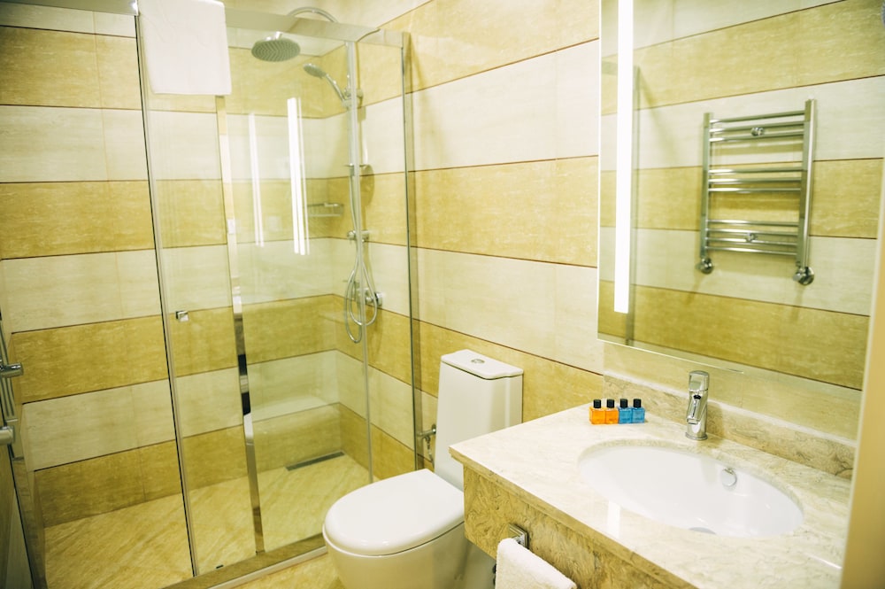 Emerald Suite Hotel 35/37
