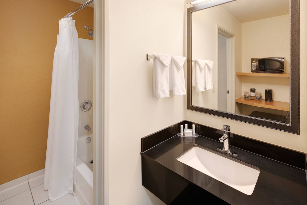 Fairfield Inn And Suites By Marriott Indianapolis Airport 8/24