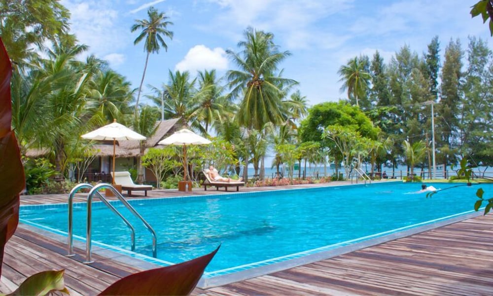 Nana Beach Hotel 53/80