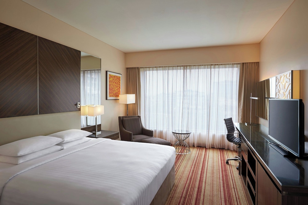غرفة ديلوكس بسرير كينج بإطلالة على المسبح، Courtyard By Marriott Mumbai International Airport 2/6