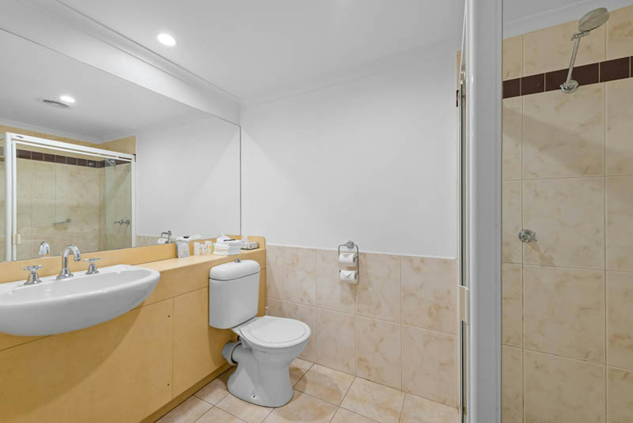 ROWVILLE INTERNATIONAL HOTEL 45/46